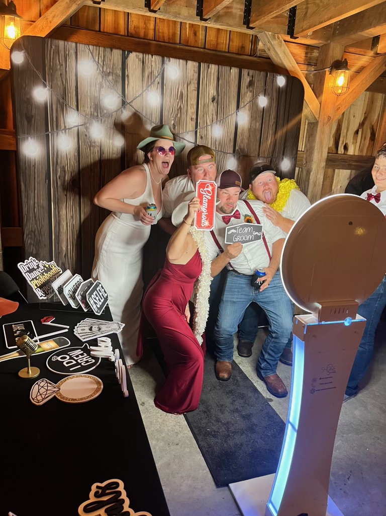 Take pictures at the photo booth. Friends and couples wearing funny  headbands and doing cute poses. 18846999 Vector Art at Vecteezy